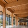 Barniz intumescente transparente aplicado sobre estructura de madera para protección pasiva contra incendios.