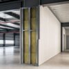 Barrera cortafuego instalada en muro industrial para compartimentación y protección pasiva contra incendios.