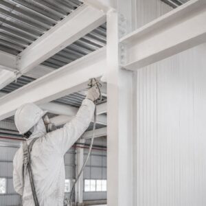 Aplicación de pintura ignífuga sobre estructura y muro para protección pasiva contra incendios.