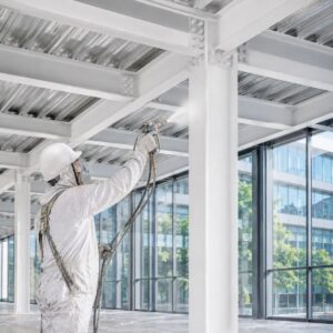 Aplicación de pintura intumescente sobre estructura metálica para protección pasiva contra incendios.