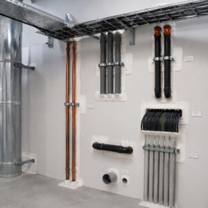 Sellados ignífugos cortafuego instalados en penetraciones de cables y tuberías para protección pasiva contra incendios.